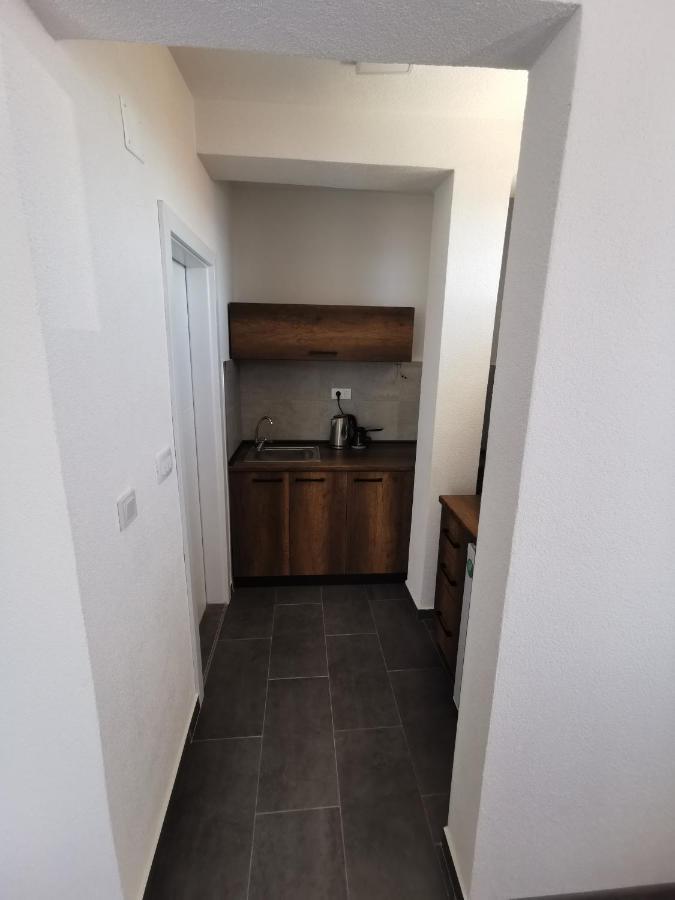Gopo Guesthouse Elshani Экстерьер фото