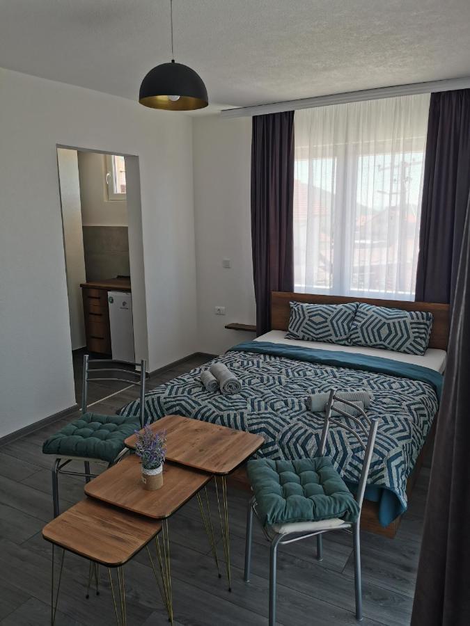 Gopo Guesthouse Elshani Экстерьер фото
