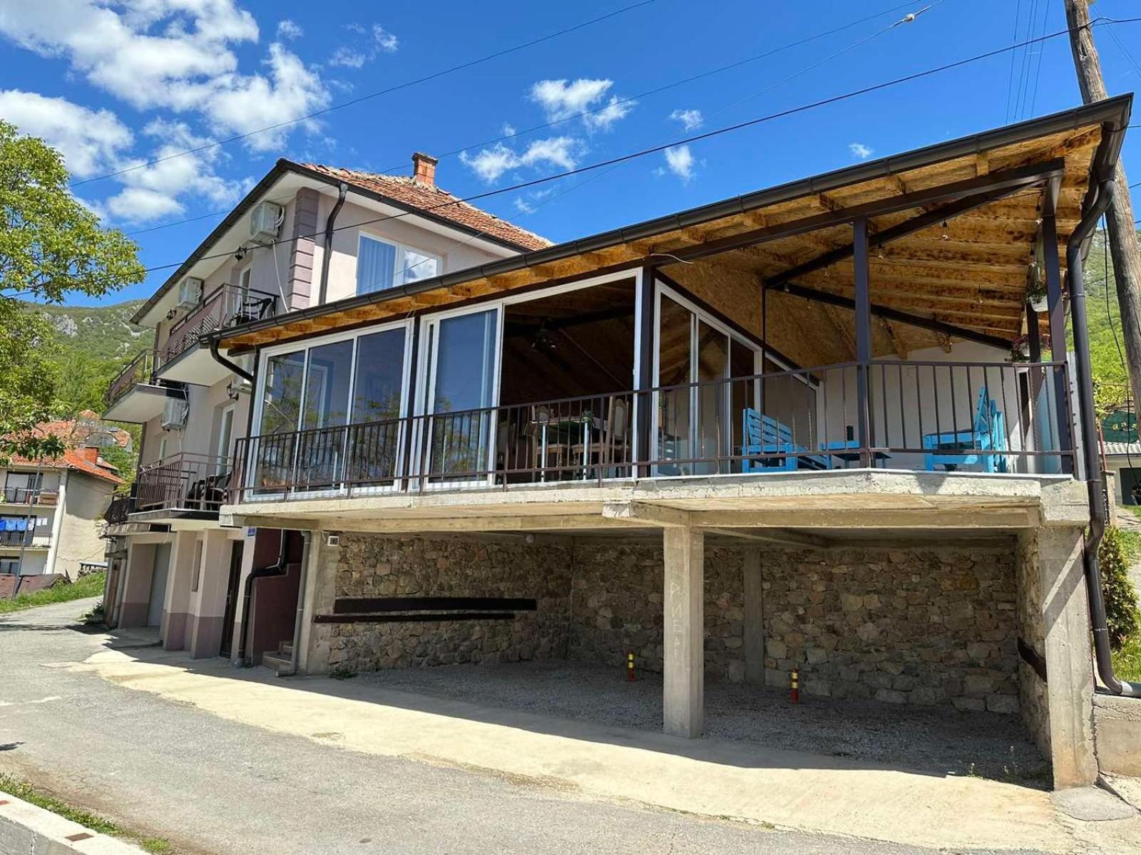 Gopo Guesthouse Elshani Экстерьер фото
